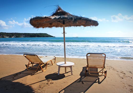 Cadeiras de praia na beira do mar