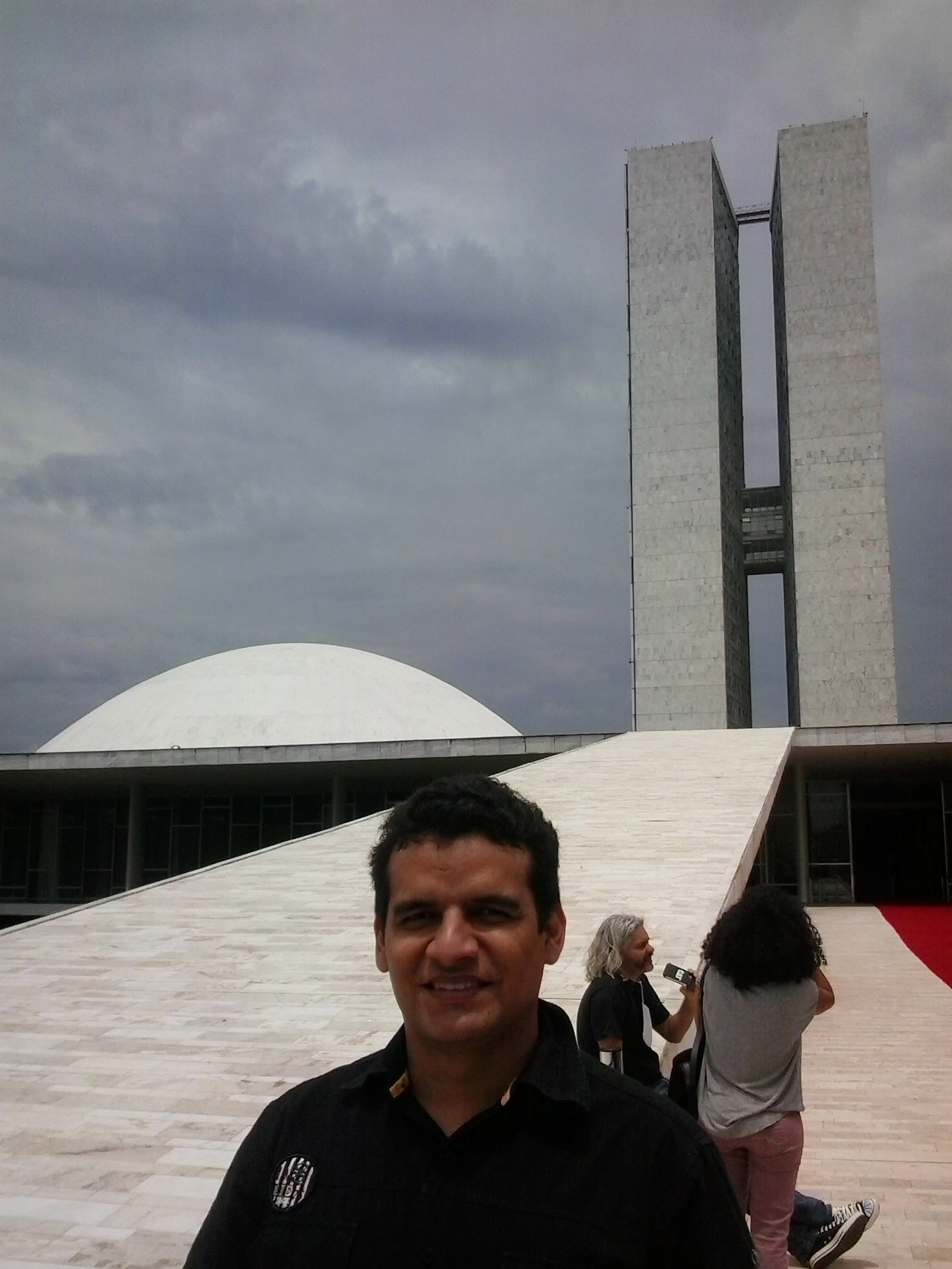 Marcelo Andrade na frente do Congresso