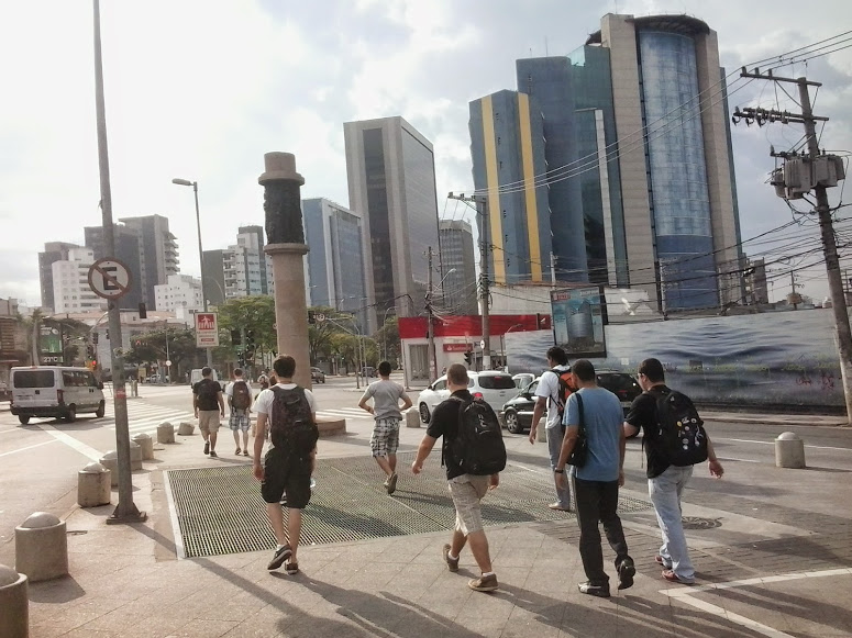 Pessoas caminhando em direção ao prédio Google